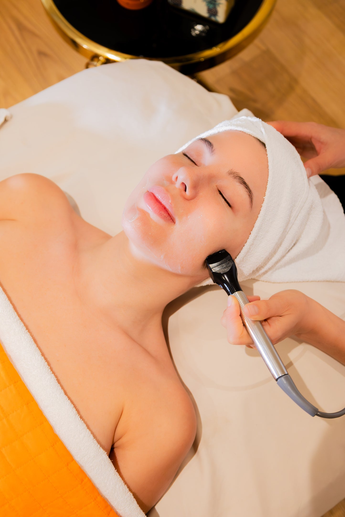 טיפול מבית רונית רפאל של אנטי-גרביטציה לפנים ולצוואר עם טיפול חמצן