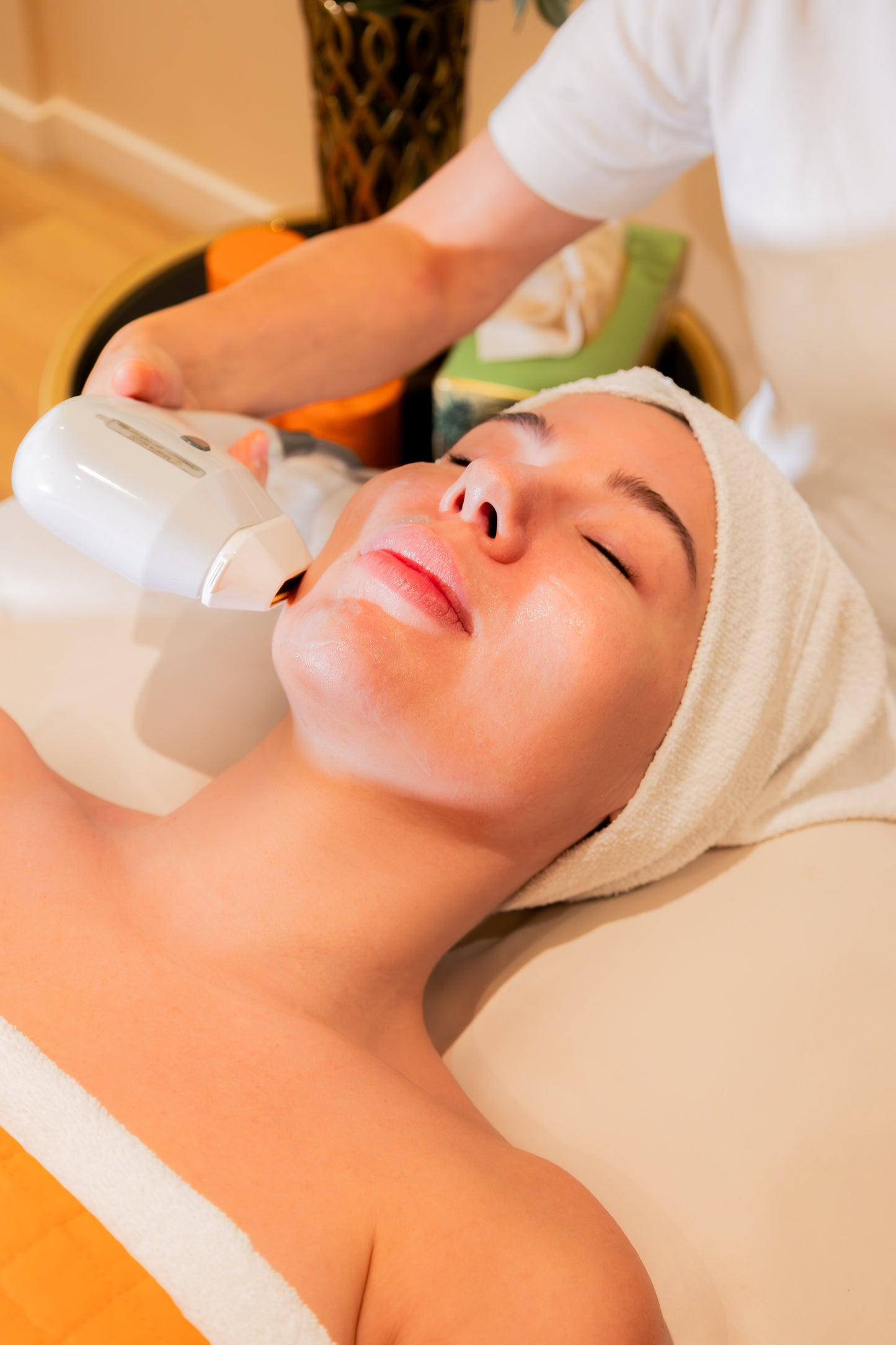 טיפול רב טכנולוגי מבית רונית רפאל למיצוק והידוק העור